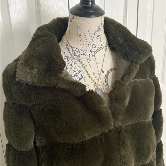 Belle Fare Faux Fur Olive Cropped Jacket - Picture 3 of 16